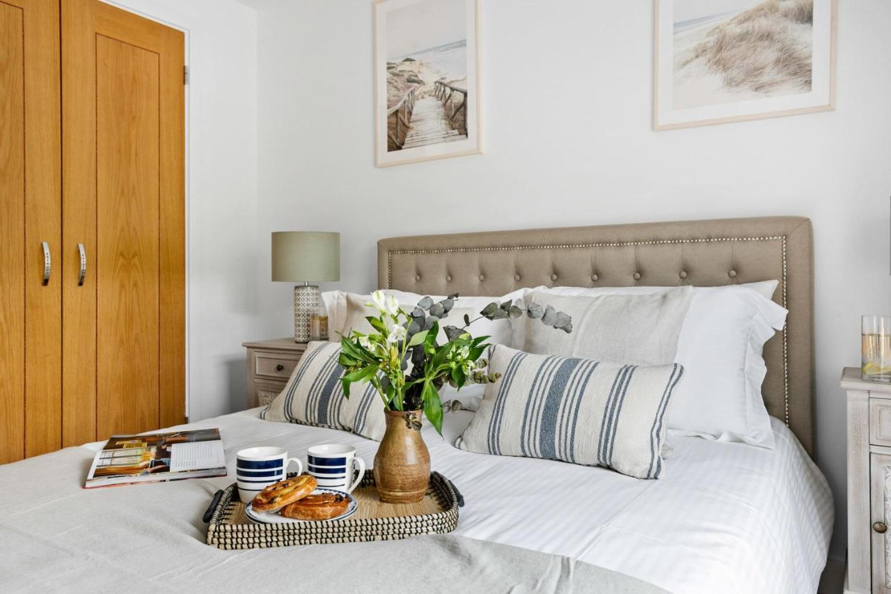 A7 Masts - Striking Beach Bolthole Apartment With Beautiful Sea Views Private Balcony & Parking Torquay Exteriör bild