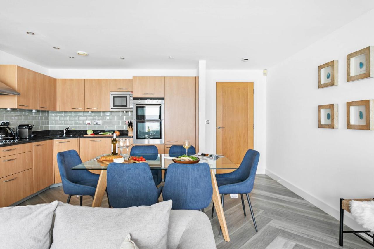 A7 Masts - Striking Beach Bolthole Apartment With Beautiful Sea Views Private Balcony & Parking Torquay Exteriör bild