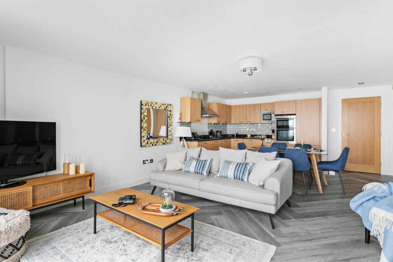 A7 Masts - Striking Beach Bolthole Apartment With Beautiful Sea Views Private Balcony & Parking Torquay Exteriör bild