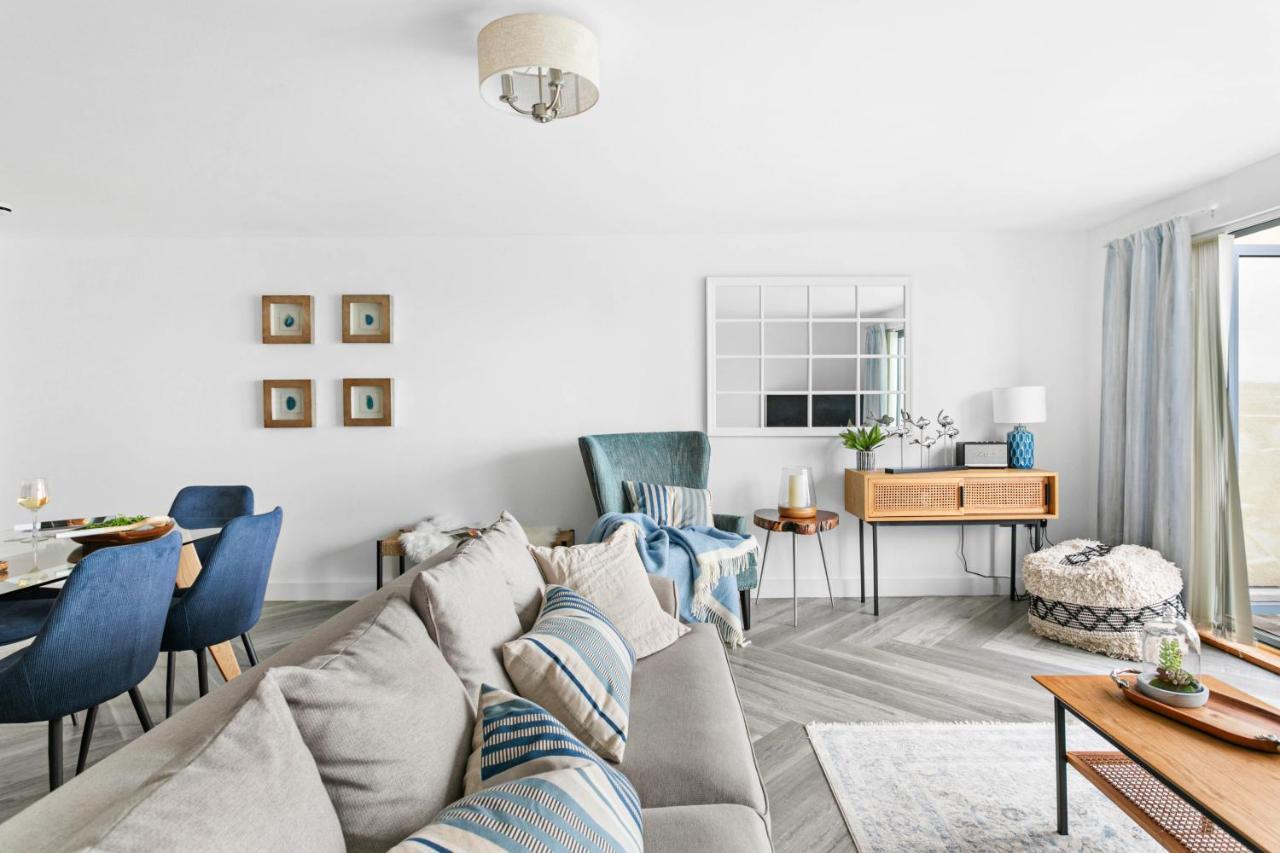 A7 Masts - Striking Beach Bolthole Apartment With Beautiful Sea Views Private Balcony & Parking Torquay Exteriör bild