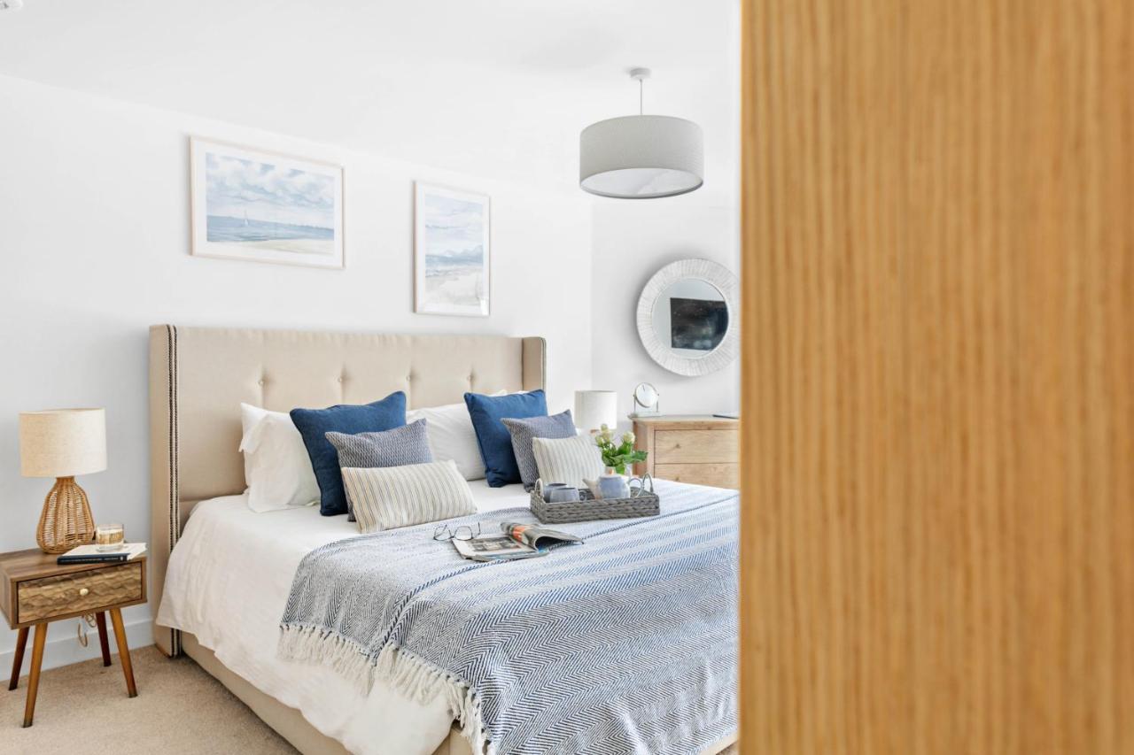 A7 Masts - Striking Beach Bolthole Apartment With Beautiful Sea Views Private Balcony & Parking Torquay Exteriör bild