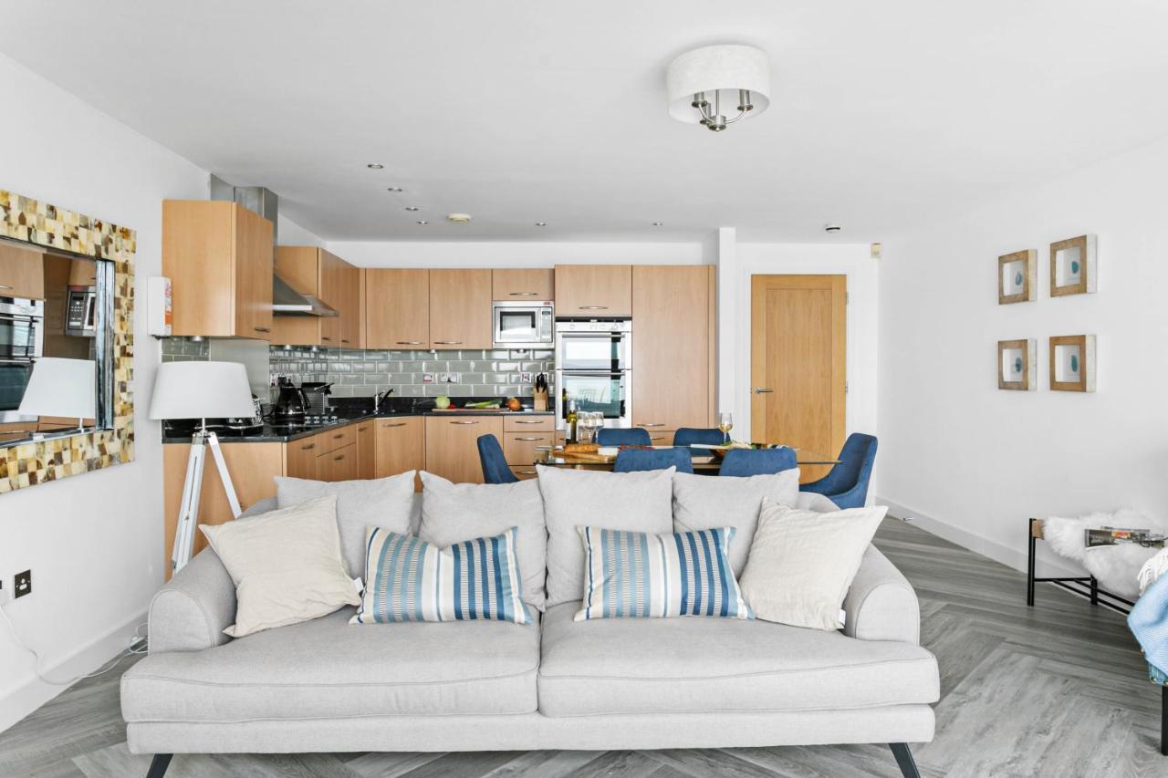 A7 Masts - Striking Beach Bolthole Apartment With Beautiful Sea Views Private Balcony & Parking Torquay Exteriör bild