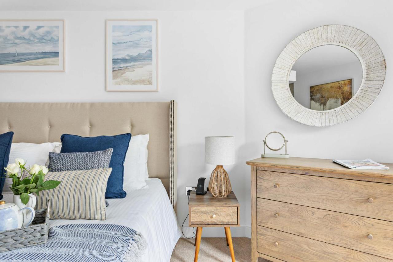 A7 Masts - Striking Beach Bolthole Apartment With Beautiful Sea Views Private Balcony & Parking Torquay Exteriör bild