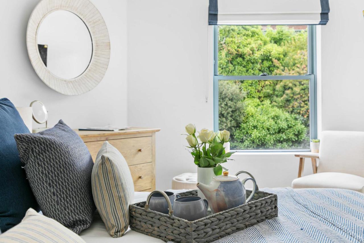 A7 Masts - Striking Beach Bolthole Apartment With Beautiful Sea Views Private Balcony & Parking Torquay Exteriör bild