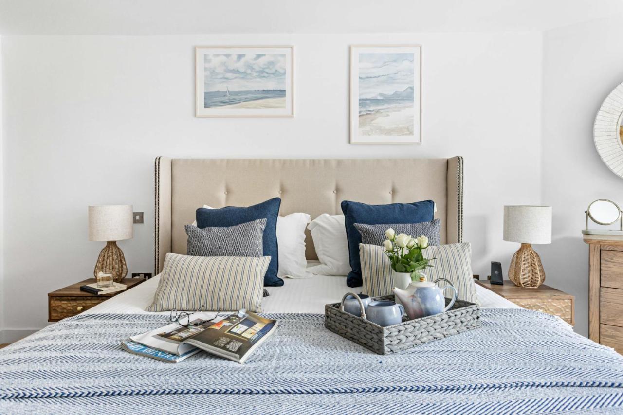 A7 Masts - Striking Beach Bolthole Apartment With Beautiful Sea Views Private Balcony & Parking Torquay Exteriör bild