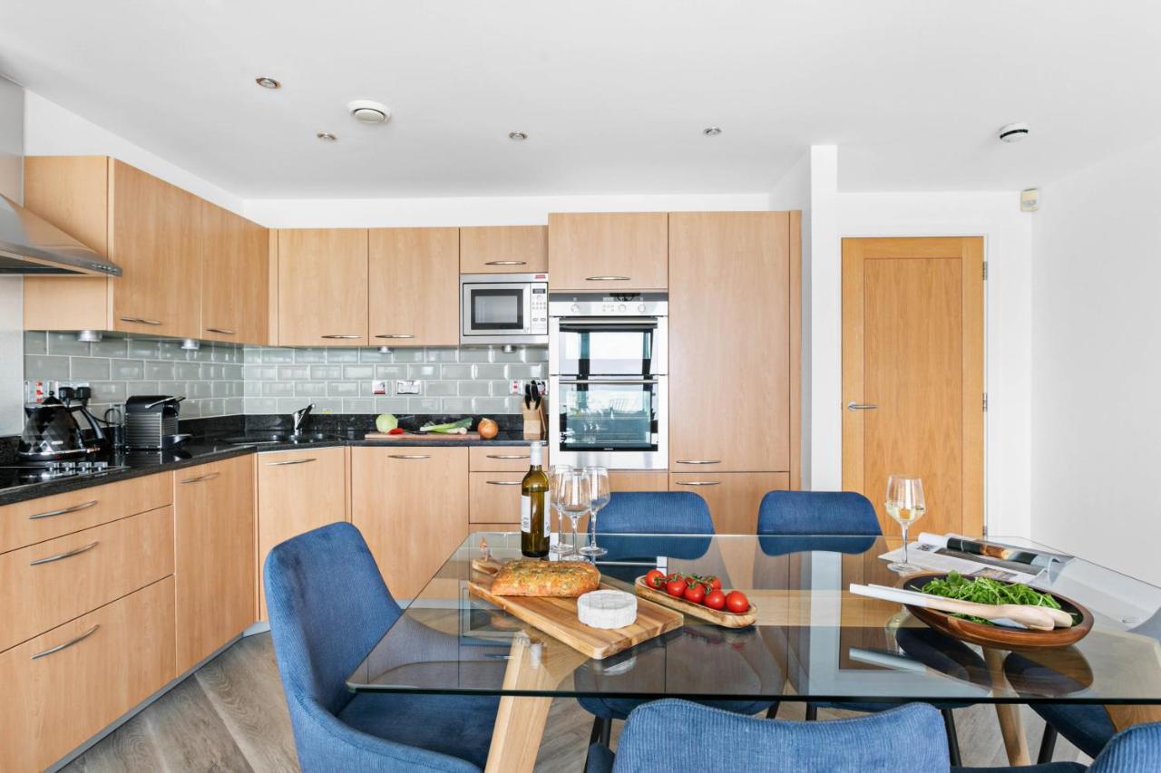 A7 Masts - Striking Beach Bolthole Apartment With Beautiful Sea Views Private Balcony & Parking Torquay Exteriör bild
