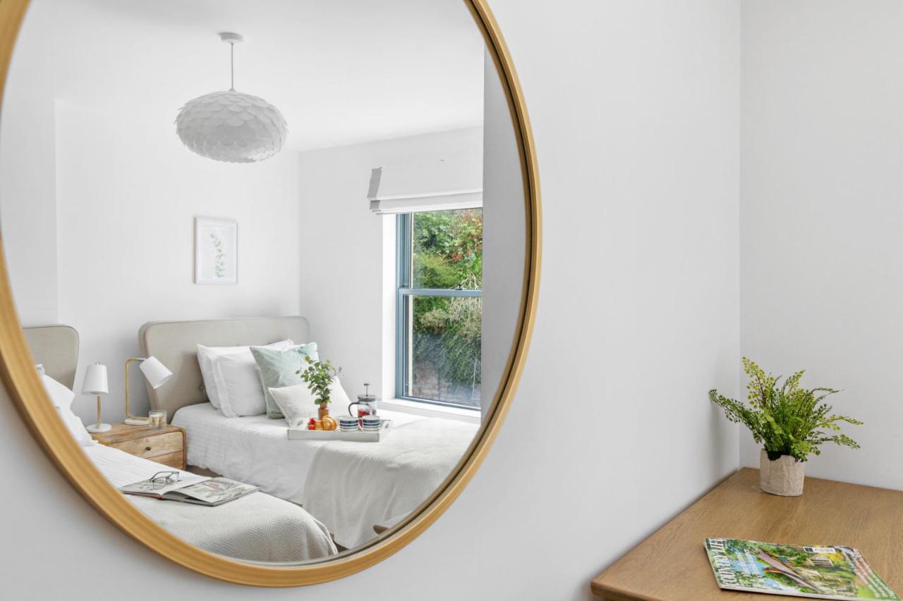 A7 Masts - Striking Beach Bolthole Apartment With Beautiful Sea Views Private Balcony & Parking Torquay Exteriör bild