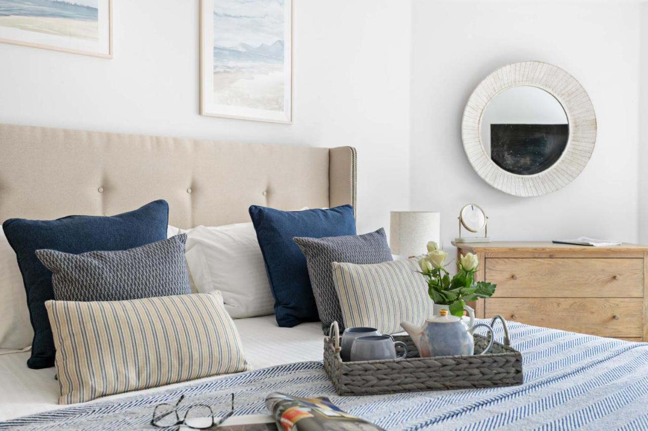 A7 Masts - Striking Beach Bolthole Apartment With Beautiful Sea Views Private Balcony & Parking Torquay Exteriör bild