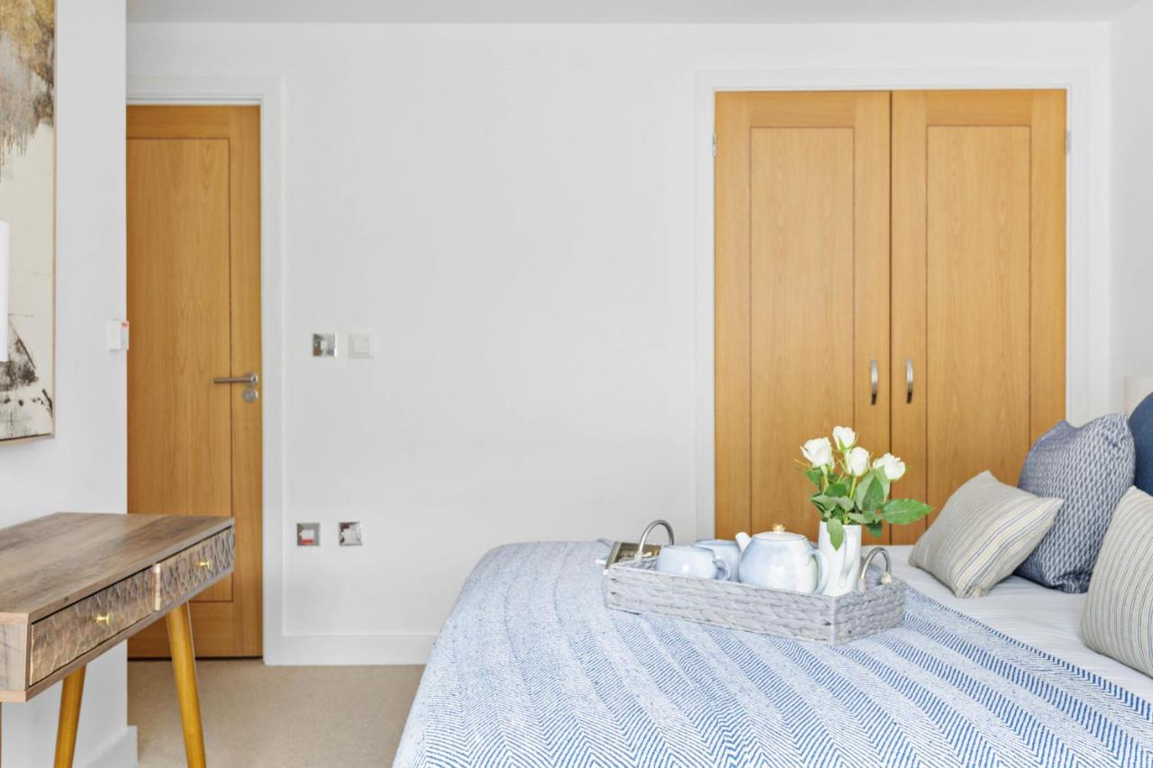 A7 Masts - Striking Beach Bolthole Apartment With Beautiful Sea Views Private Balcony & Parking Torquay Exteriör bild